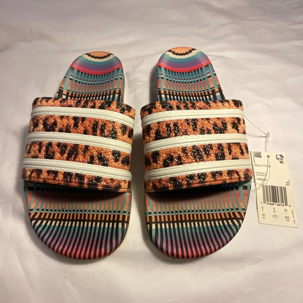 🐆Funky cheetah Adidas slides🐆